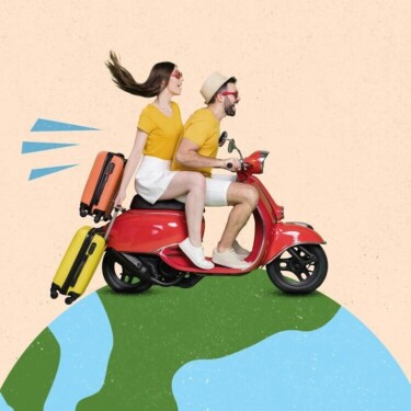 Zwei Personen sitzen auf einem Roller und fahren auf einer Weltkugel. Sie ziehen Gepäck hinter sich her.