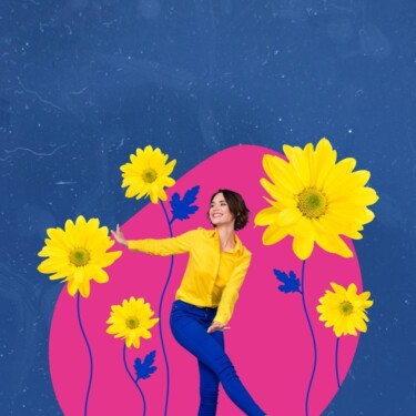 Eine junge Frau tanzt zwischen Blumen, die höher sind als sie.