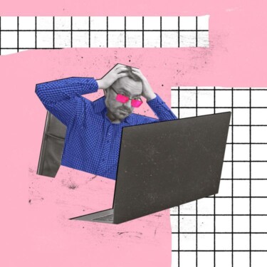 Mann mit weit aufgerissenen Augen und pinker Sonnenbrille sitzt vor einem Laptop und rauft sich die Haare.