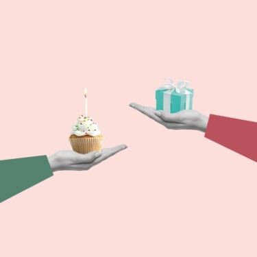 Eine Hand hält einen Cupcake mit einer brennenden Kerze, eine weitere Hand ein kleines Geschenk.