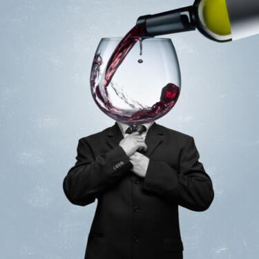 Eine Figur mit Menschenkörper und Weinglas als Kopf richtet ihre Krawatte. Das Glas wird aus einer Weinflasche gefüllt.