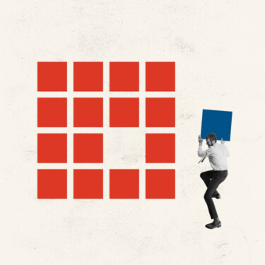 Ein Grid roter Quadrate, wobei ein Quadrat fehlt. Eine Person hievt ein blaues Quadrat an die leere Stelle.