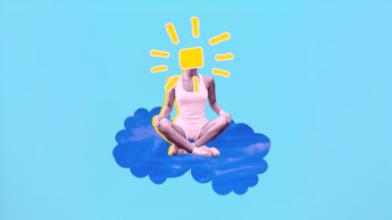 Eine Frau meditiert auf einer Wolke, ihr Gesicht ist durch eine Sonne ersetzt [© Porechenskaya – stock.adobe.com]