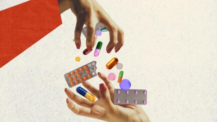 Zwei Hände übergeben sich Tabletten, Blister und Pillen