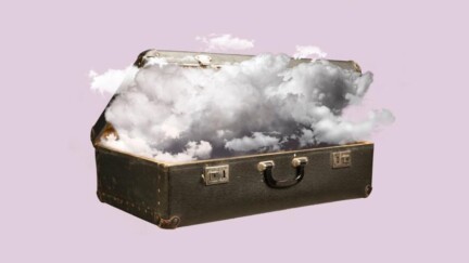 Ein geöffneter Koffer in dem Wolken sind