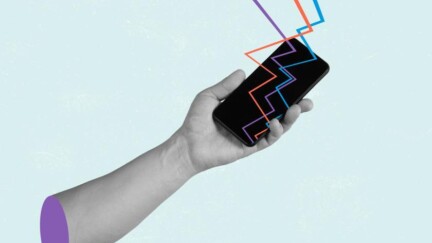 Die Hand hält ein Handy, welches von unterschiedlichen Blitzen getroffen wird
