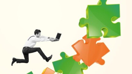 Ein Mann rennt immer weiter nach oben, während er auf den Laptop tippt