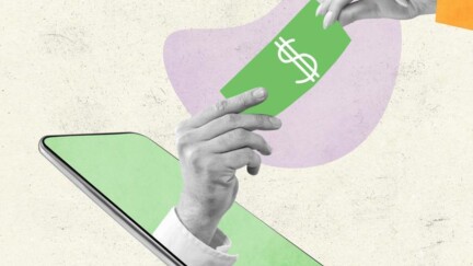 Zwei Hände greifen nach einem Geldschein, wobei die eine Hand aus dem Handy