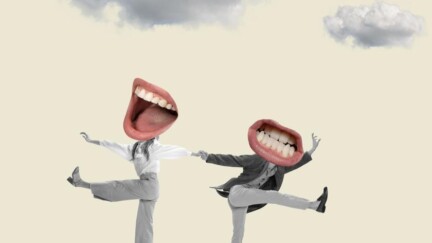 Zwei Frauen halten Händchen und lachen