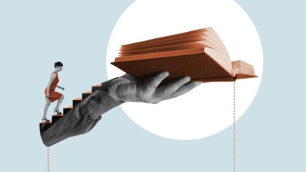 Eine Frau geht die Treppe hoch, an dessen Ende ein Buch ist