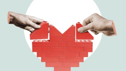 Ein Herz aus Lego wird zusammengebaut