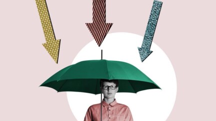 Eine Frau hält einen Regenschirm und mehrere Pfeile zeigen auf sie