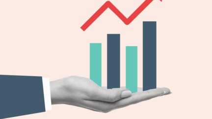 Eine Hand hält ein Säulendiagramm, das immer weiter steigt [© Olena – stock.adobe.com]