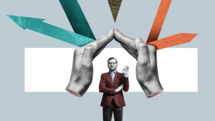 Ein Mann steht unter gefalteten Händen, die mehrere Pfeile abblocken [© svetazi – stock.adobe.com]