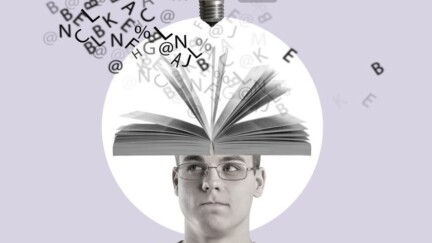 Ein Mann mit einem aufgeschlagenen Buch auf dem Kopf, aus dem Buchstaben und eine Glühbirne herausfliegen [© BillionPhotos.com – stock.adobe.com]