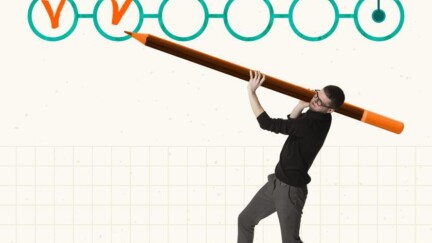 Ein Mann hält einen großen Stift auf den Schultern, mit dem er eine Checkliste abhackt. Am Ende ist das Ziel gegenzeichnet.