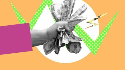 Eine Hand hält ein Bündel mit Geldscheinen, die sie zerknickt.