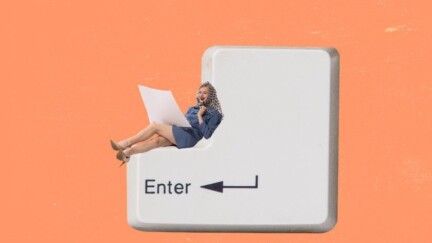 Frau sitzt auf einer großen Enter Taste einer Tastatur.