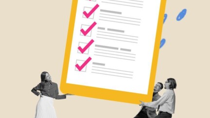 Frau und zwei Männer tragen eine große Checkliste. Alle Punkte sind abgehackt. Die Frau wirkt stolz.