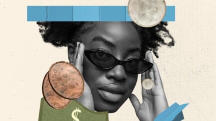 Frau mit Sonnenbrille. Um sie rum ist Geld.