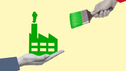 Hand hält eine Fabrik. Sie wurde von einem Pinsel, der in einer anderen Hand ist, grün angemalt.