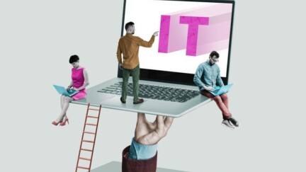 Hand trägt einen Laptop. auf dem Laptop stehen und sitzen Personen. Der Laptop ist ausgeklappt und zeigt das Wort "IT" an.