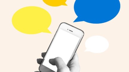 Hand, die ein Handy hält. Neben dem Handy sind Sprechblasen.