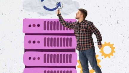 Ein Stapel Server, über dem eine Wolke mit einem Aktualisierungs-Symbol schwebt. Davor steht ein Mann, der die Wolke mit einer Lupe betrachtet.