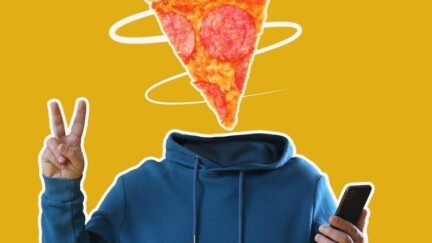 Person, deren Kopf durch ein Stück Pizza ersetzt wurde. In der einen Hand hält sie ein Smartphone, mit der anderen macht sie das Peace Zeichen.
