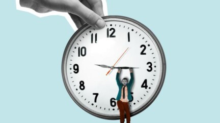 Person hängt mit den Armen am Minutenzeiger einer Uhr, wie an einer Klimmzugstange.