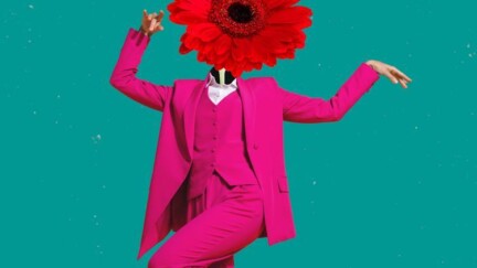 Tänzelnde Person in pinkfarbenem Anzug. Ihr Kopf wurde durch eine rote Blüte ersetzt.