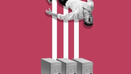 Person mit verpixeltem Augenbereich springt rückwärts wie ein Hochspringer über drei alte Tower-PCs.