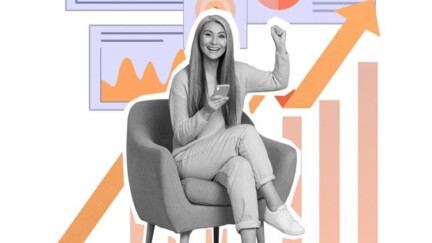 Frau mit Smartphone sitzt in einem Sessel und hebt stolz die Faust. Im Hintergrund Diagramme, die teilweise einen Aufwärtstrend zeigen.