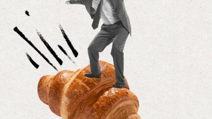 Ein Geschäftsmann balanciert auf einem Croissant wie auf einem Surfbrett.