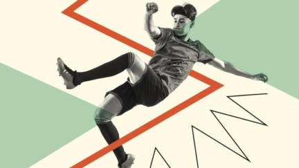 Person befindet sich in der Luft in Rückenlage und kickt einen Fußball. Im Hintergrund Zacken und Dreiecke.