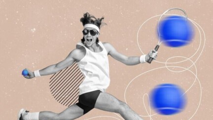 Mann mit Tennisschläger in einer und Tennisball in der anderen Hand. Er befindet sich mitten in einem Sprung und ist umgeben von weiteren Tennisbällen.