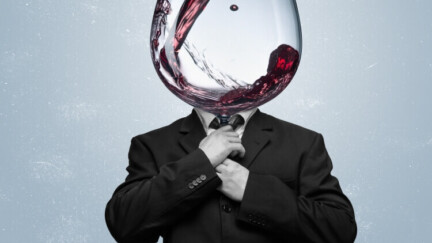 Eine Figur mit Menschenkörper und Weinglas als Kopf richtet ihre Krawatte. Das Glas wird aus einer Weinflasche gefüllt.
