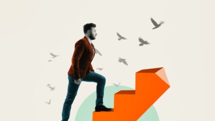 Ein Mann steigt eine freistehende Treppe empor, um ihn herum fliegen Vögel.