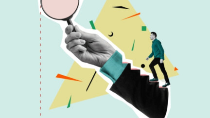 Eine Hand hält eine Lupe. Der Unterarm ist so bearbeitet, dass er wie Treppenstufen aussieht. Eine Mann geht die Treppe hoch.