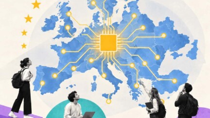 Vier junge Menschen sehen auf eine Europa-Karte, auf der ein Computer-Chip installiert ist.
