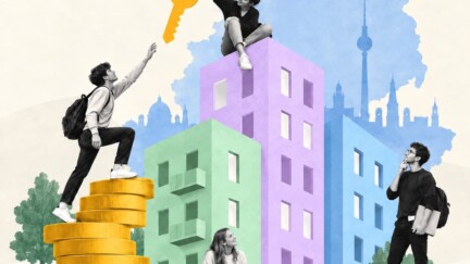 Vier junge Studierende stehen und sitzen vor einem Hochhaus