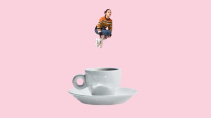 Frau springt über einer Tasse Kaffee. Der Hintergrund des Bildes ist rosa
