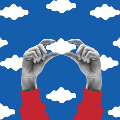 Stilisierte weiße Wolken vor blauem Hintergrund. Zwei Hände halten eine der Wolken zwischen Daumen und Zeigefinger fest.