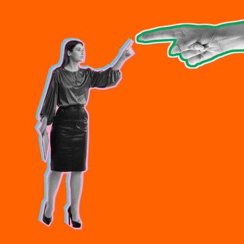 Eine übergroße Hand mit ausgestrecktem Zeigefinger kommt von rechts ins Bild. Daneben steht eine Frau, die sich mit ihrem eigenen erhobenen Zeigefinger dem großen Finger annähert und ihn fast berührt.