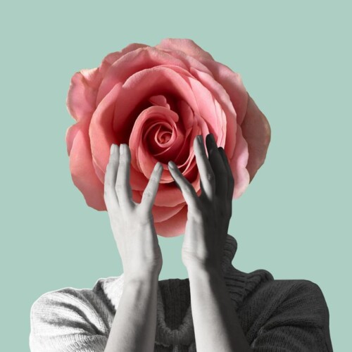 Person hat anstelle eines Kopfes eine Rose