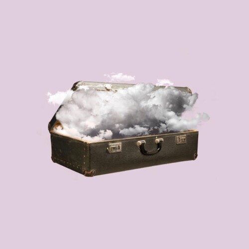 Ein geöffneter Koffer in dem Wolken sind