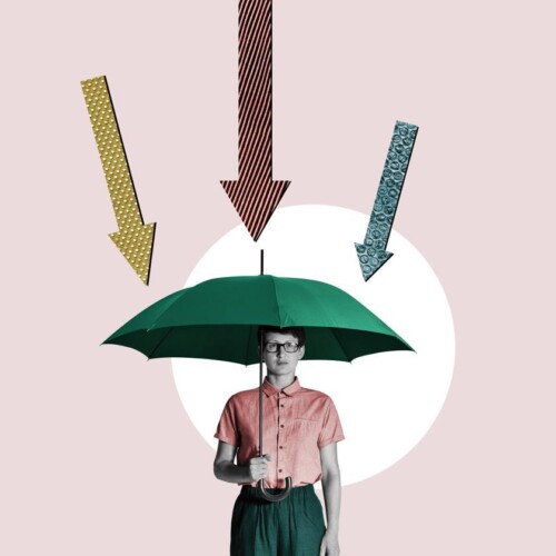Eine Frau hält einen Regenschirm und mehrere Pfeile zeigen auf sie