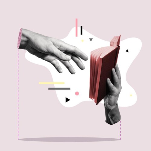 eine Hand zeigt auf ein Buch, das von einer anderen Hand gehalten wird