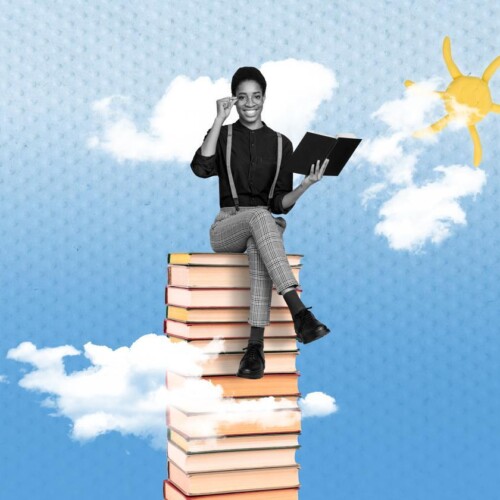 Frau sitzt auf einem hohen Bücherstapel, der in den Himmel hochragt. Sie hält ein Buch in er Hand.