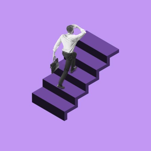 Mann in Anzug steigt Treppe nach oben